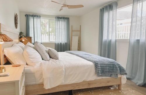 Port Canaveral House | Coastal Cottage, FireTable, Steps to the Ocean