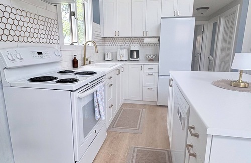 Portsmouth Cottage | Coastal Cottage · Water Views · Steps to Beach & Restaurants · Pet Friendly