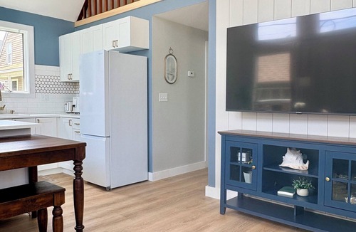 Portsmouth Cottage | Coastal Cottage · Water Views · Steps to Beach & Restaurants · Pet Friendly