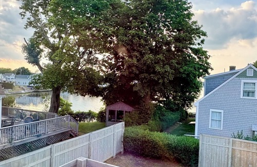 Portsmouth Cottage | Coastal Cottage · Water Views · Steps to Beach & Restaurants · Pet Friendly