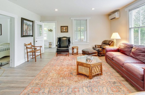 Issue Cottage | Coastal Getaway: 1 Mi to Colonial Beach Pier!