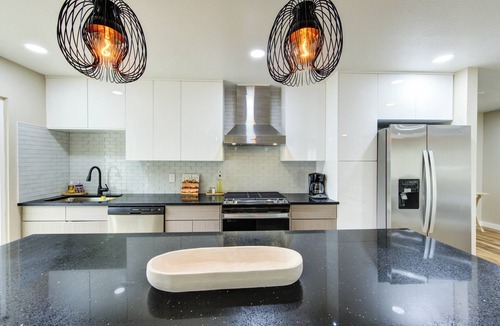 La Marque House | Coastal Getaway w/HotTub in La Marque!