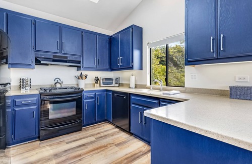 Sea Ranch House | Coastal home with hot tub, view, beach access & fast WiFi - dog-friendly