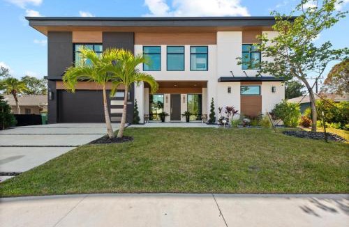 Arlington Park House | Coastal Luxe, SaltPool Spa, 5miles to Siesta