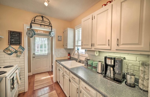 Chesapeake Beach Cottage | Coastal Pet-Friendly Cottage < 1/2 Mi to Beaches