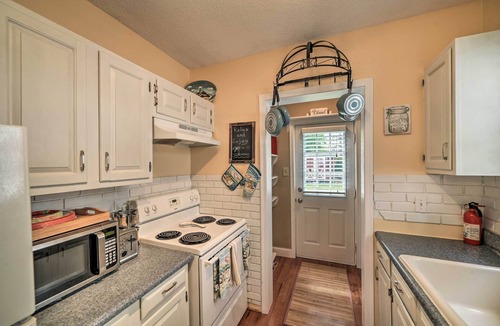 Chesapeake Beach Cottage | Coastal Pet-Friendly Cottage < 1/2 Mi to Beaches