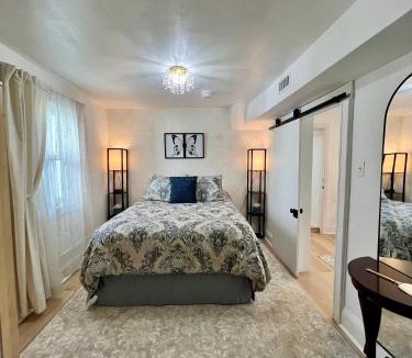 Washington House | Colonial 3BR House with tub,Fast Wi-Fi next to The INN