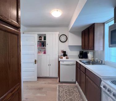 Washington House | Colonial 3BR House with tub,Fast Wi-Fi next to The INN