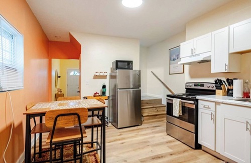 Merion Village House | Colorful Columbus Casita - Great for Travel & Work. 7 Minutes from Downtown!