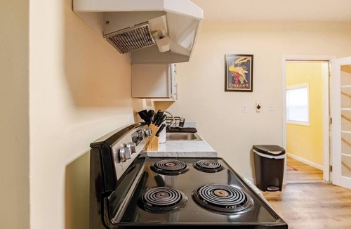 Merion Village House | Colorful Columbus Casita - Great for Travel & Work. 7 Minutes from Downtown!