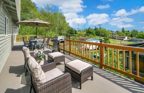 Mid-Beacon Hill House | Colorful Family House w Big Deck 3 mins to I5
