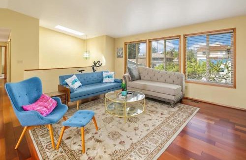 Mid-Beacon Hill House | Colorful Family House w Big Deck 3 mins to I5