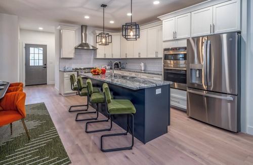 Near East Columbus House | Columbus Lounge: Hot Tub, Game Room, Karaoke, BBQ, and an Outstanding Backyard.