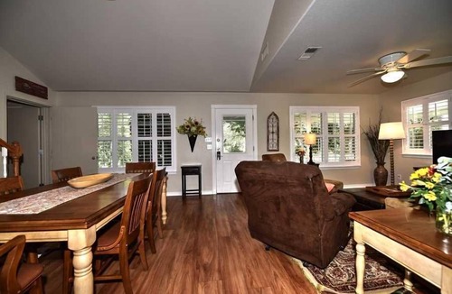 New Braunfels Cottage | Comal River Cottages River 403A