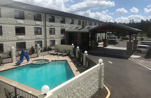 Tusayan Hotel | Come Create Memories w/Fun-filled Adventures at this Paradise! Outdoor Pool