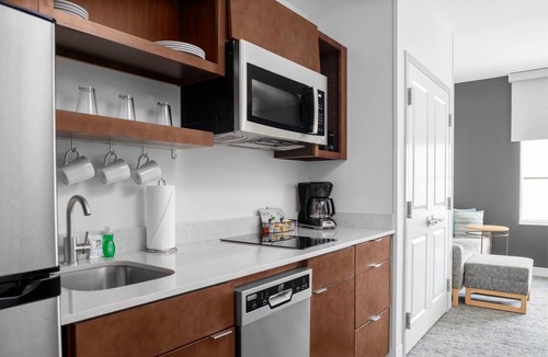 Clearwater Hotel | Comfort and Convenience! 3 Relaxing Units, Free Breakfast, Pets Allowed, Pool