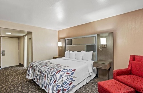 Yuba City Hotel | Comfort and Value Stay | Pet-friendly Room + Free Breakfast & Parking