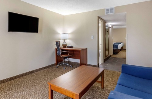 Pine Forest Hotel | Comfort Inn & Suites Spring Lake - Fayetteville near Fort Bragg
