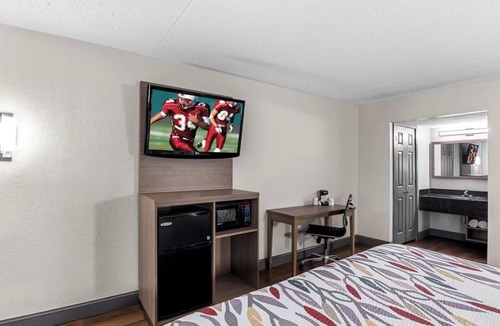 Sandston Hotel | Comfortable King Accommodation Minutes to Airport & Museum District
