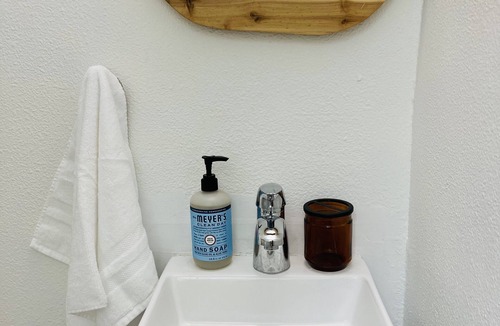 Brentwood-Darlington Cottage | Comfortable Stay Near Downtown, Airport, Food Carts, Etc