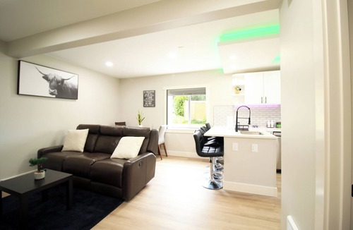 Everett House | Comfy Modern Historic Everett Stay A