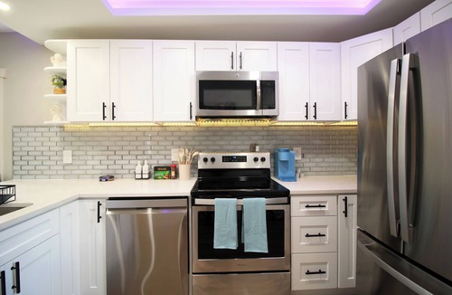 Everett House | Comfy Modern Historic Everett Stay A