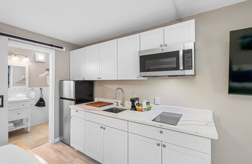 Whitfield Condo | Condo at the Bay with Resort-Style Amenities, Pool, Tiki Bar