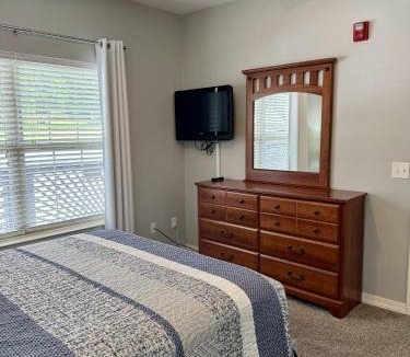 Hollister Apartment | Condo B-4 near Table Rock Lake
