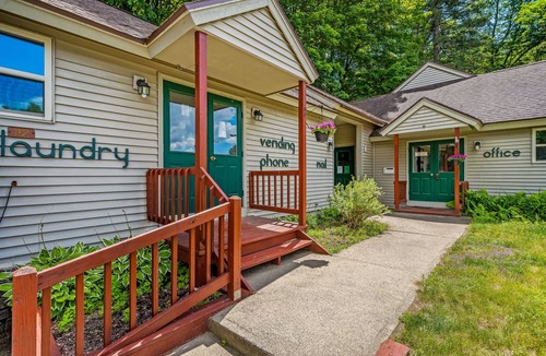 Chestertown Condo | Condo with private community beach/pond access - on-site tennis & golf nearby