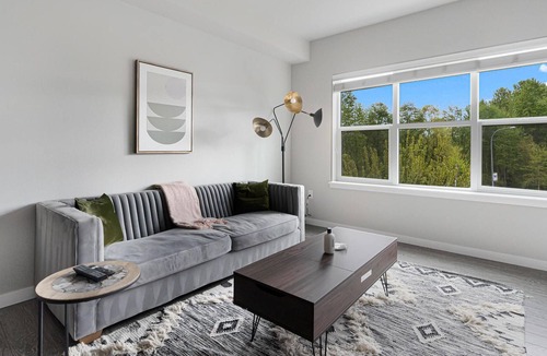 Bothell Apartment | Contemporary 1BR in Bothell Near Restaurants + Gym