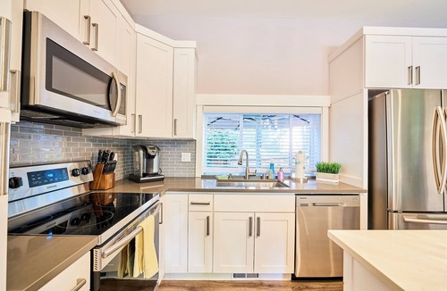 Kirkland Apartment | Contemporary house Kirkland Guest House