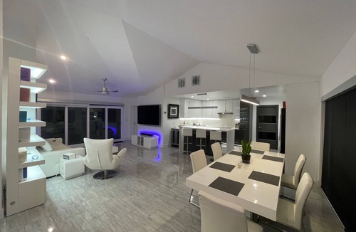 Indian Beach Sapphire Shores House | Contemporary Single Family 3 bedroom property