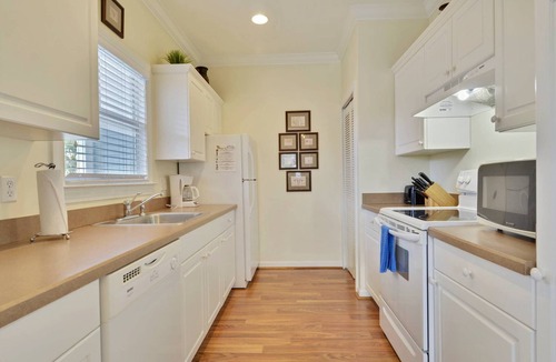 Key West Villa | Coral Villa by AvantStay | Close 2 DT Key West | Shared Pool & Patio!