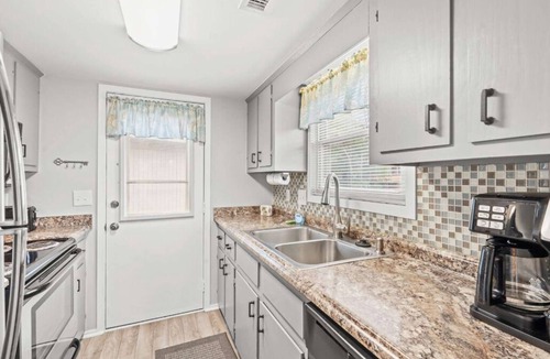 Myrtle Beach Cottage | Cottage 4 min walk to the beach and Ocean Annies, 2 bed, 2 bath, Shore Dr. area,