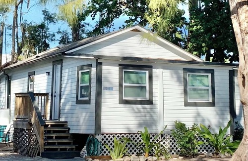 Bradenton Beach Cottage | Cottage in the Shade, 3 min walk to beach, restaurants, and pickleball crt.