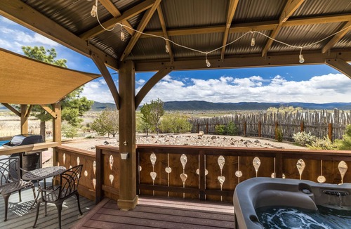 Taos Cottage | Cottam Pines B - Hot Tub, Pickleball