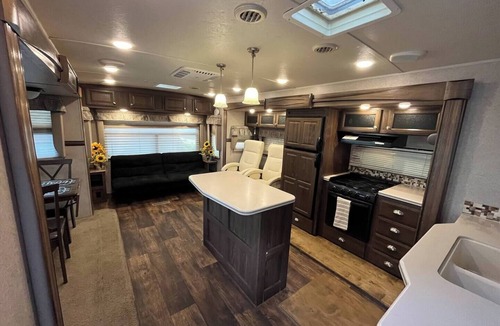 Nampa Apartment | Country Glamper fireplace hot tub cold plunge