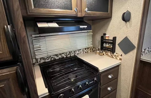 Nampa Apartment | Country Glamper fireplace hot tub cold plunge