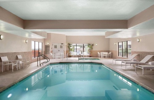 Swiss Manor Hotel | Country Inn & Suites by Radisson - Flagstaff East Route 66