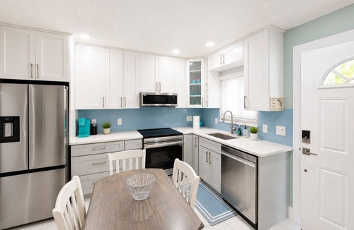 Madeira Beach Cottage | Couples Beach Retreat 5 Min Walk to Madeira Beach. Private Backyard