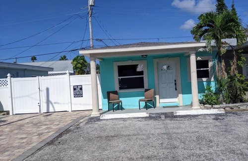 Madeira Beach Cottage | Couples Beach Retreat 5 Min Walk to Madeira Beach. Private Backyard