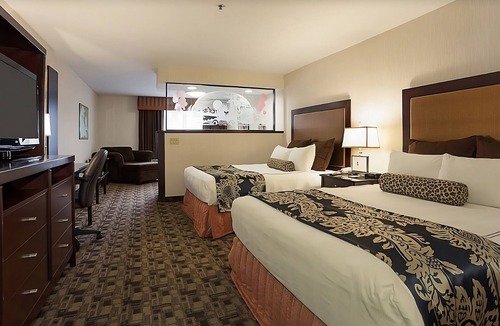 Parkrose House | Couple’s Escape! Two Comfy Unit, Pool and Fitness Center
