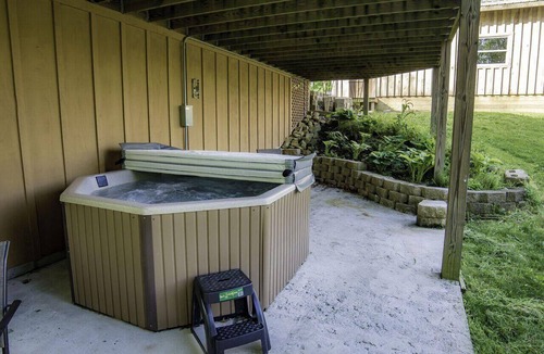 Helmsburg Apartment | Couples Getaway with Outdoor Hot Tub!