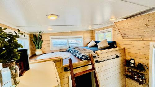 Upper Lake House | Couple’s retreat in Tiny Home w soaking tub/beach