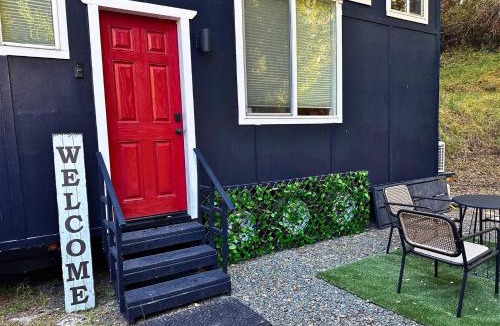 Upper Lake House | Couple’s retreat in Tiny Home w soaking tub/beach