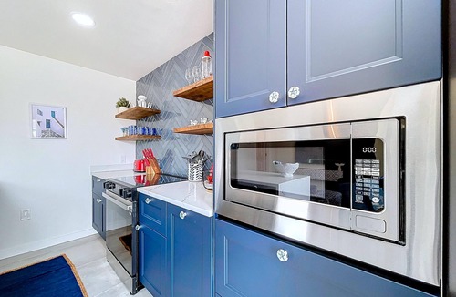 Bradenton Beach Cottage | Cozy 1-bed cottage in adorable Tradewinds Bradenton Beach, steps to beach/pool