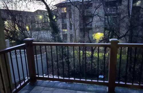 Washington Apartment | Cozy 1-bedroom apartment with fireplace, WiFi in Washington for single traveler