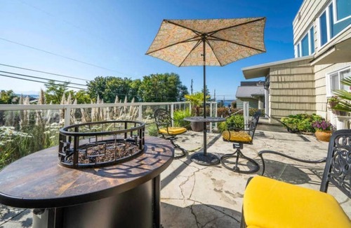 Alki Apartment | Cozy 1-bedroom apt overlooking Puget Sound, Olympic mtns, Alki Beach, Seattle