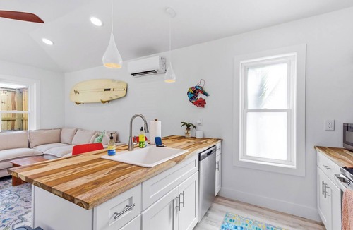 Sea Scape Cottage | Cozy 1-bedroom cottage with HOT TUB/Walk to Beach !