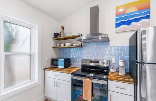 Sea Scape Cottage | Cozy 1-bedroom cottage with HOT TUB/Walk to Beach !